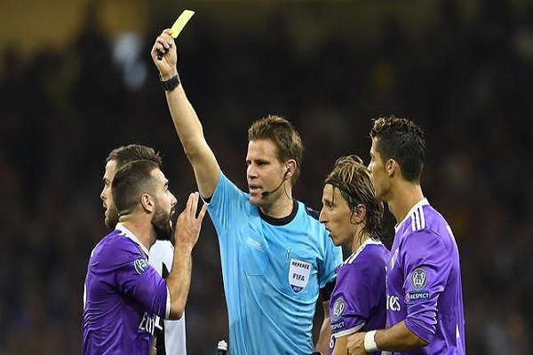 在欧冠比赛中，什么是黄牌累积禁赛规则？