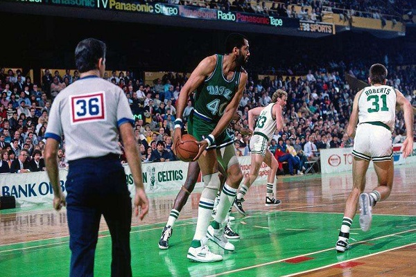 NBA比赛中什么情况下可以扔界外球？