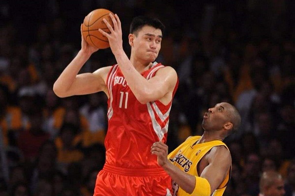 篮球防守方被进攻方垫脚算犯规吗？