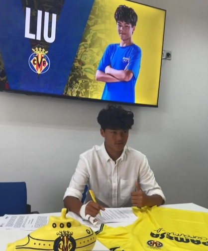 签约黄潜梯队，刘凯源社媒晒照：你要努力，为父母关上凌晨的闹钟