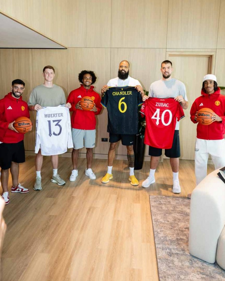 姆贝莫4XL！NBA球星造访曼联训练基地，B费约罗齐尔克泽热情接待